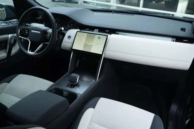 Land Rover Discovery Sport (2024) thumbnail 2