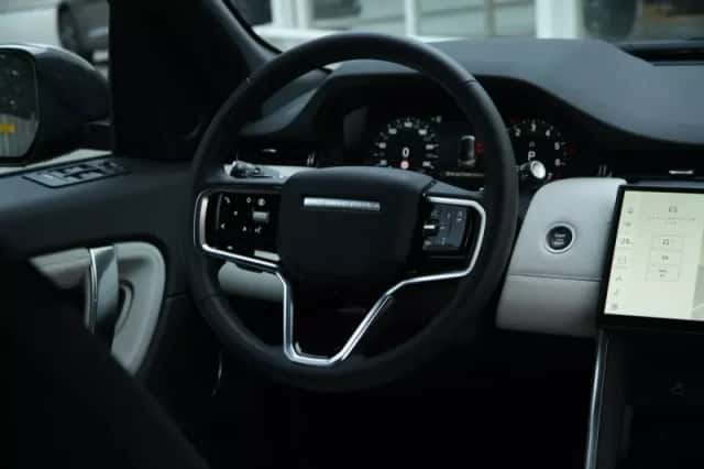 Land Rover Discovery Sport (2024) thumbnail 3