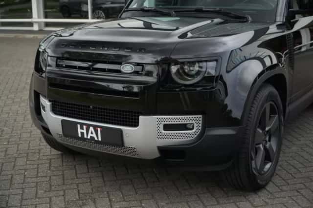 Land Rover Defender (2022) thumbnail 3