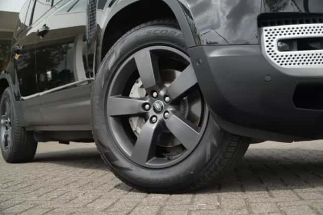Land Rover Defender (2022) thumbnail 5