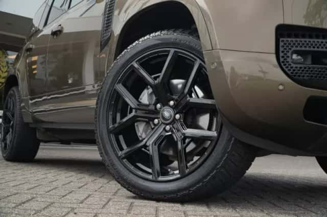 Land Rover Defender (2024) thumbnail 5
