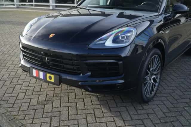 Porsche Cayenne (2022) thumbnail 3