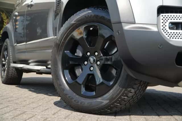 Land Rover Defender (2021) thumbnail 5