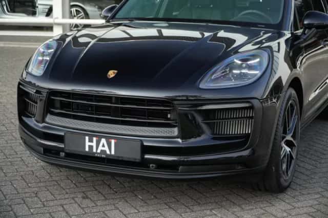 Porsche Macan (2021) thumbnail 3