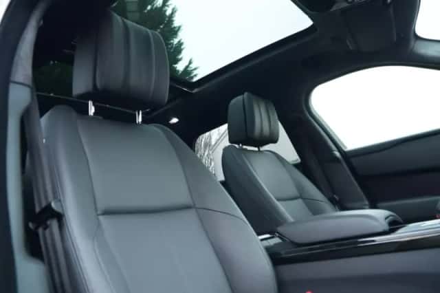 Land Rover Range Rover Velar (2025) thumbnail 3