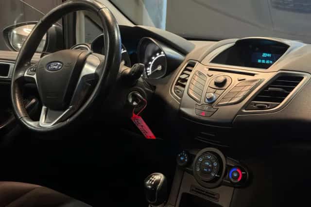 Ford Fiesta (2014) thumbnail 3