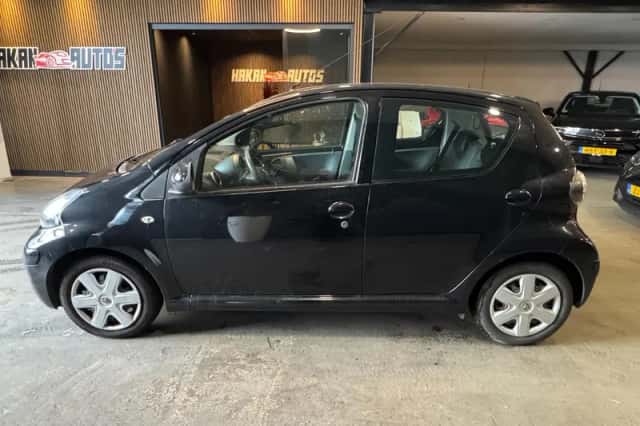 Toyota Aygo (2010) thumbnail 3