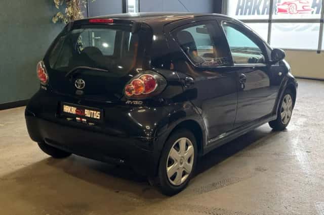 Toyota Aygo (2010) thumbnail 6