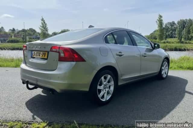 Volvo S60 (2015) thumbnail 2