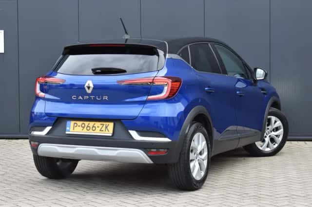 Renault Captur (2022) thumbnail 2