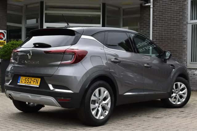 Renault Captur (2021) thumbnail 2