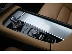 Volvo XC90 (2015) thumbnail 24