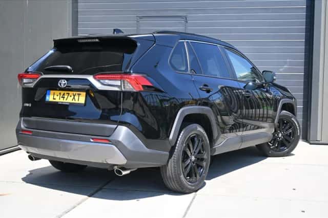 Toyota RAV4 (2021) thumbnail 3