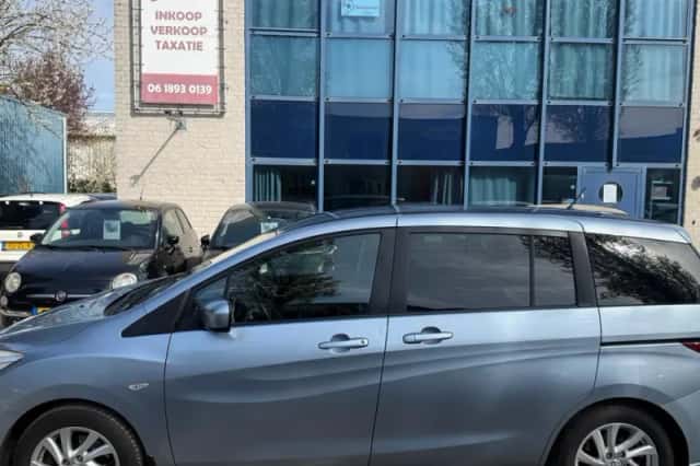 Mazda 5 (2011) thumbnail 2