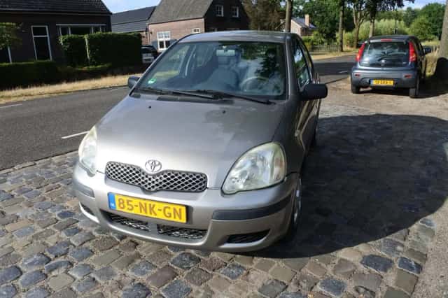 Toyota Yaris (2003) thumbnail 3