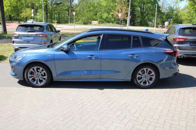 Ford Focus (2022) thumbnail 3