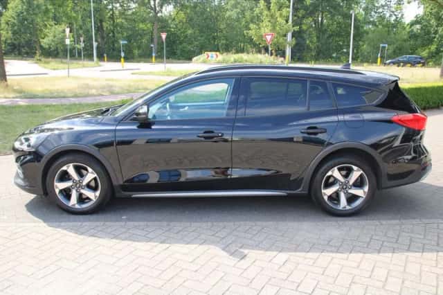 Ford Focus (2021) thumbnail 3