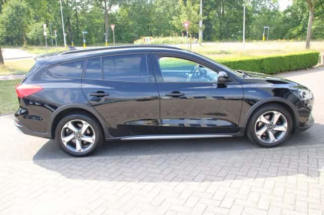 Ford Focus (2021) thumbnail 4