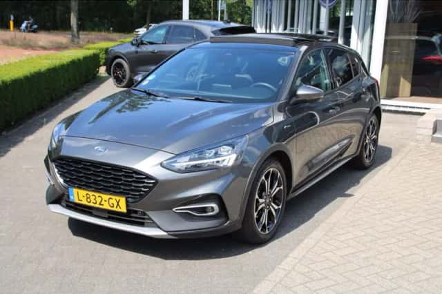 Ford Focus (2021) thumbnail 1