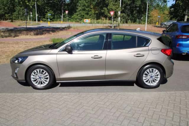 Ford Focus (2019) thumbnail 3