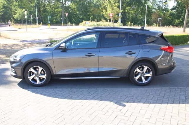 Ford Focus (2020) thumbnail 3