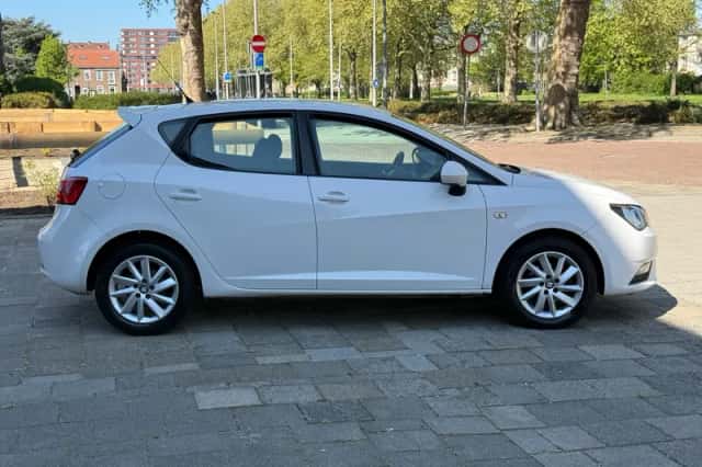 SEAT Ibiza (2015) thumbnail 4