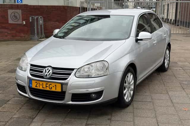 Volkswagen Jetta (2010) thumbnail 1