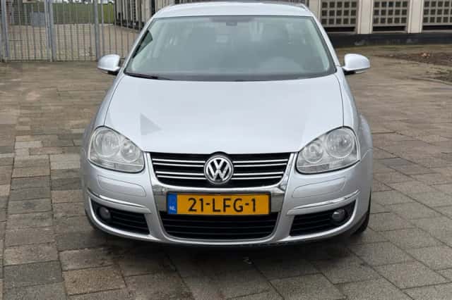 Volkswagen Jetta (2010) thumbnail 2