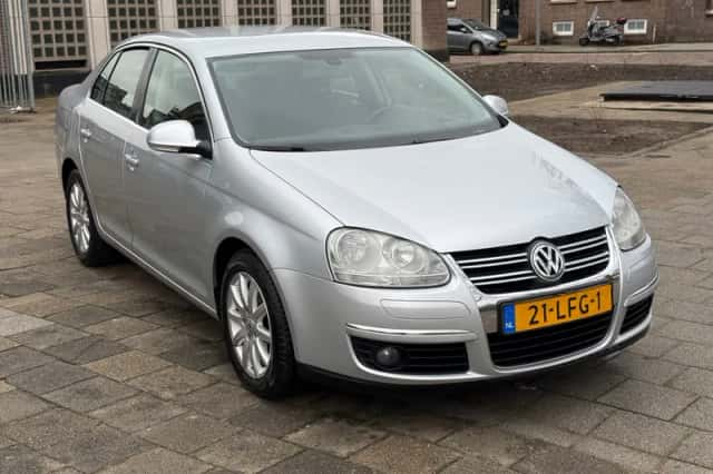 Volkswagen Jetta (2010) thumbnail 3