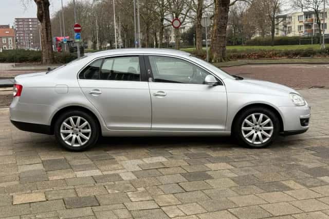 Volkswagen Jetta (2010) thumbnail 4