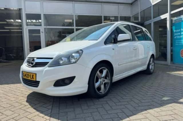 Opel Zafira (2011) thumbnail 2