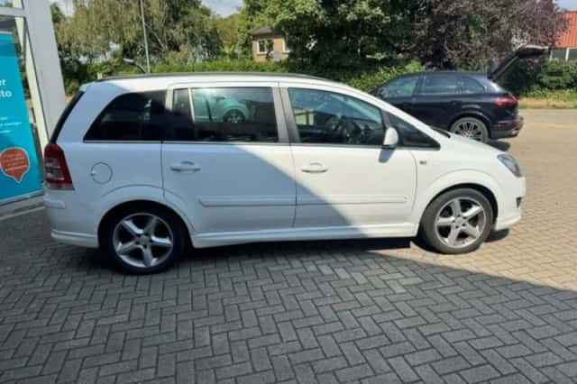 Opel Zafira (2011) thumbnail 6