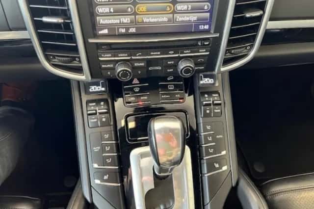 Porsche Cayenne (2015) thumbnail 36