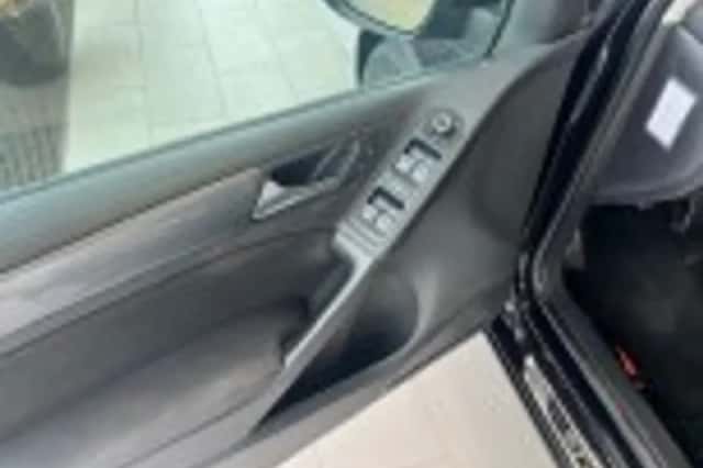 Volkswagen Golf (2011) thumbnail 39