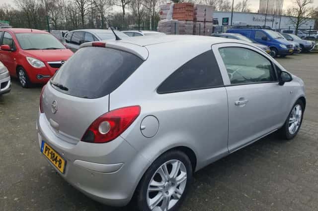 Opel Corsa (2008) thumbnail 3