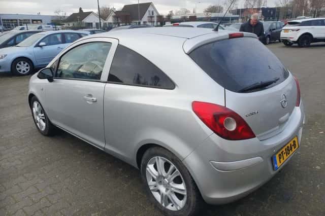 Opel Corsa (2008) thumbnail 4