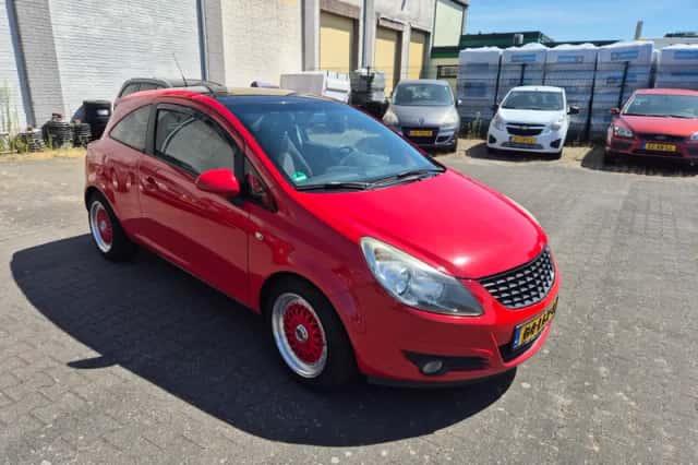Opel Corsa (2010) thumbnail 2