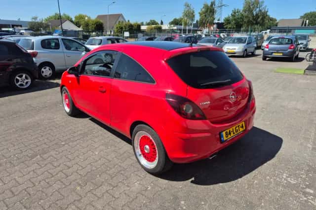 Opel Corsa (2010) thumbnail 4
