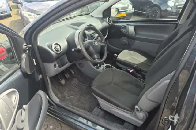 Toyota Aygo (2009) thumbnail 5