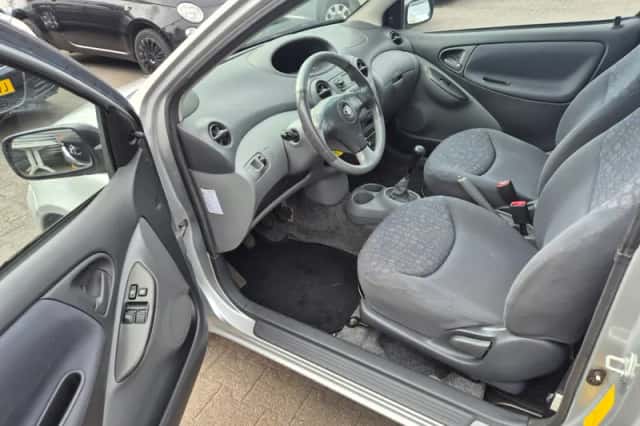 Toyota Yaris (2001) thumbnail 5
