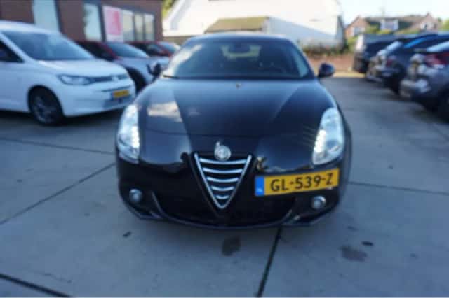 Alfa Romeo Giulietta (2015) thumbnail 2