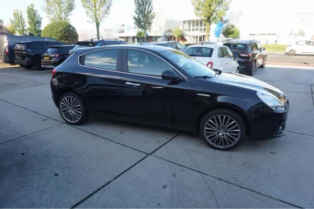 Alfa Romeo Giulietta (2015) thumbnail 3