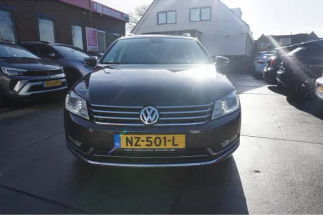 Volkswagen Passat (2011) thumbnail 2