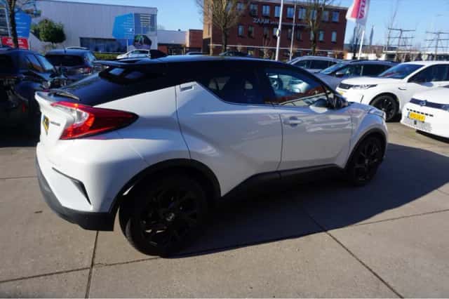 Toyota C-HR (2017) thumbnail 4