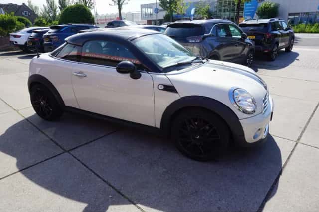 MINI Cooper (2011) thumbnail 3