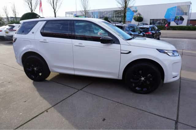 Land Rover Discovery Sport (2022) thumbnail 3