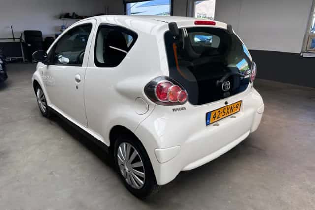 Toyota Aygo (2010) thumbnail 3