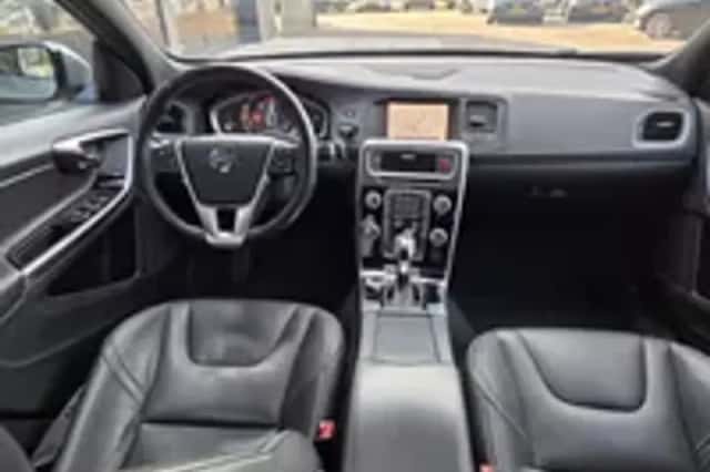 Volvo V60 (2017) thumbnail 3