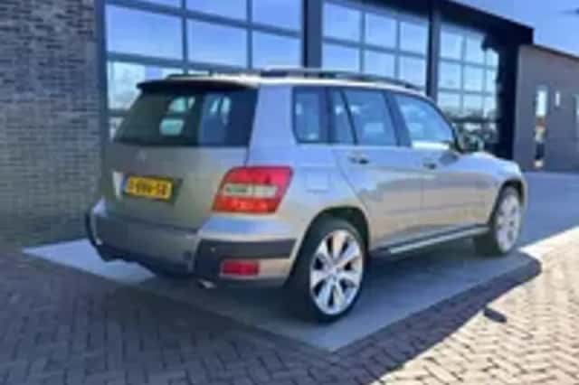 Mercedes-Benz GLK (2008) thumbnail 2
