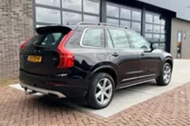 Volvo XC90 (2016) thumbnail 2